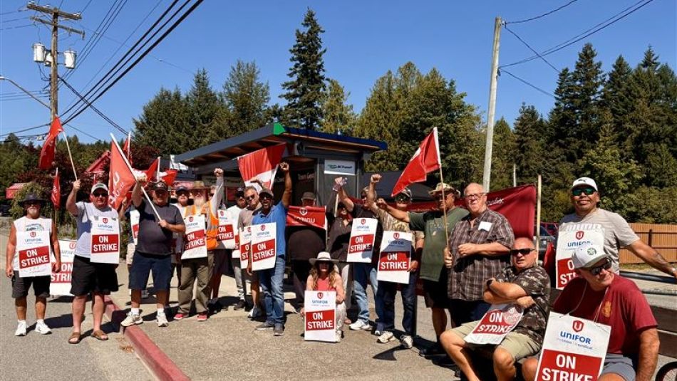 People holding up "on strike" placcards