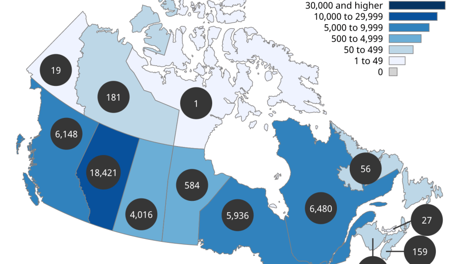 Un graphique utilisant une carte du Canada montre que l'Alberta a le plus grand nombre de cas de Covid-19 actifs de toutes les provinces, soit 18 421.