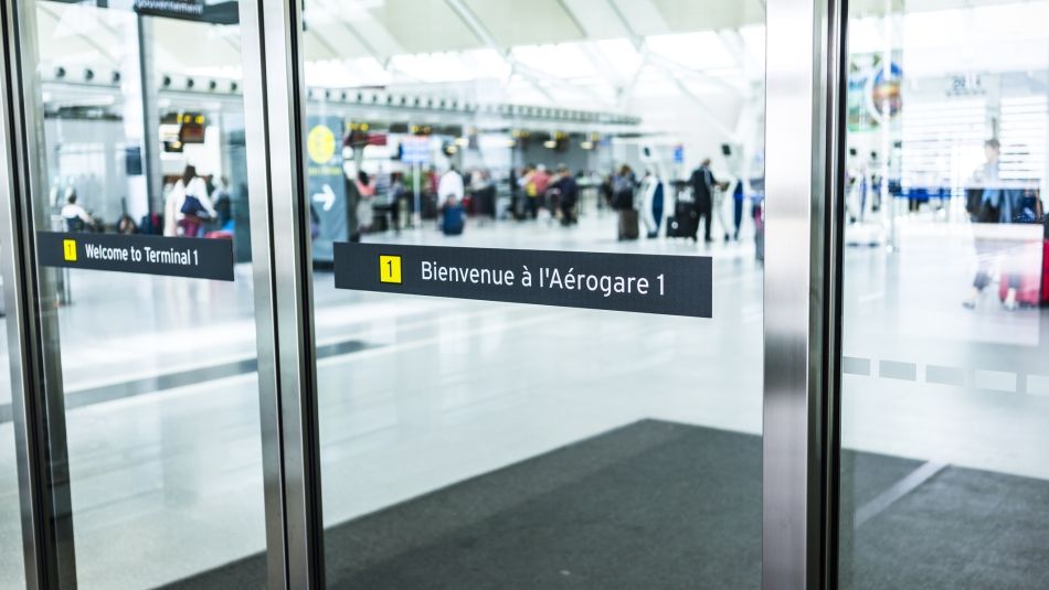 Portes coulissantes en verre donnant sur un terminal d'aéroport 