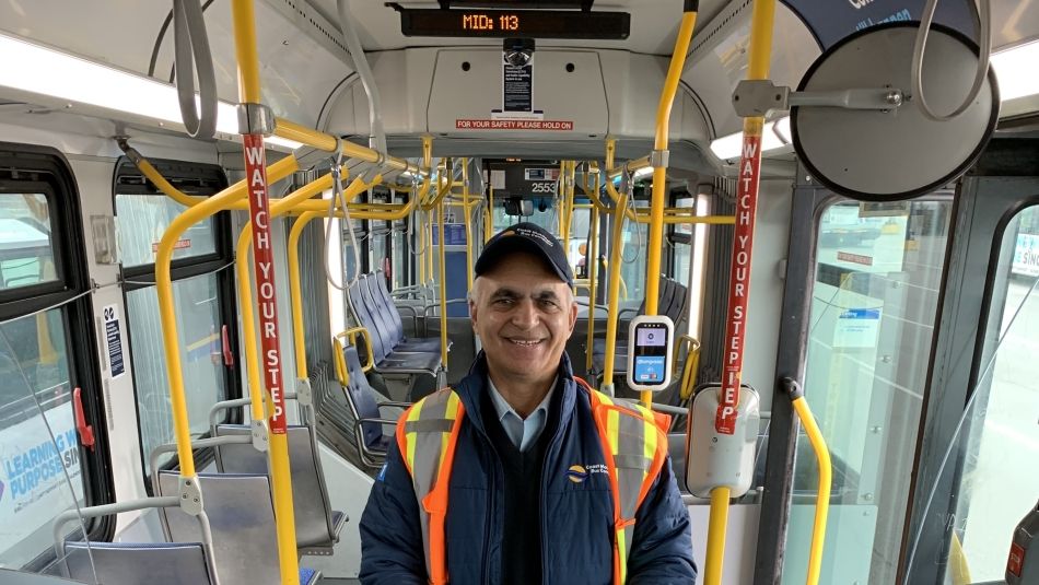 Charanjit Parhar dans son uniforme d'opérateur de transport en commun dans un autobus
