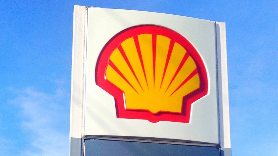 Enseigne de Shell pétrole sur fond de ciel bleu.