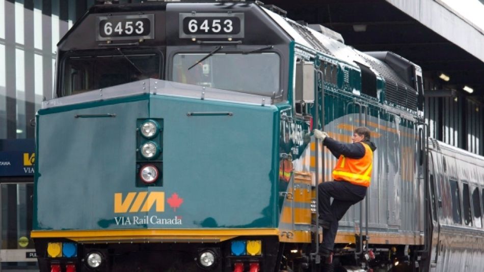 Un employé de Via Rail monte à bord d'une locomotive à la gare d'Ottawa.