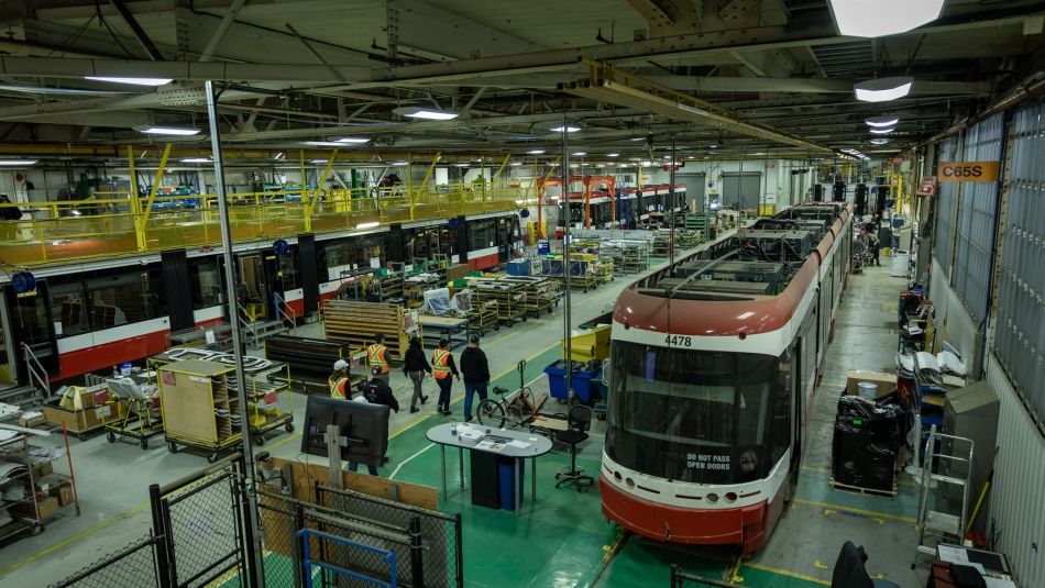 Voiture de la TTC et travailleurs à l'intérieur de l'usine Alstom à Thunder Bay